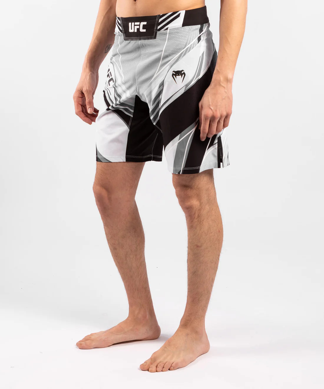UFC Venum Authentic Fight Night Herren Shorts - Long Fit - Weiss - FIGHTWEAR