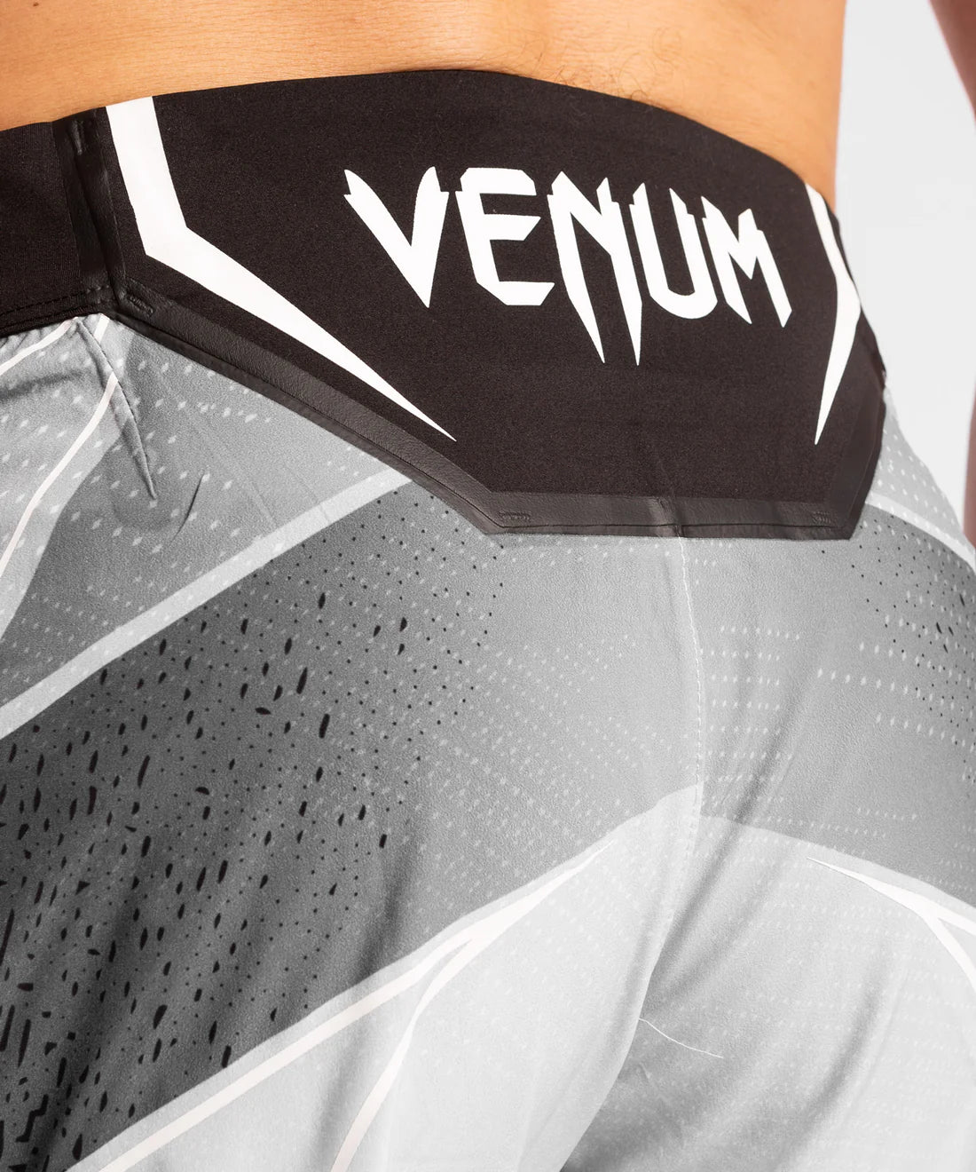 UFC Venum Authentic Fight Night Herren Shorts - Long Fit - Weiss - FIGHTWEAR