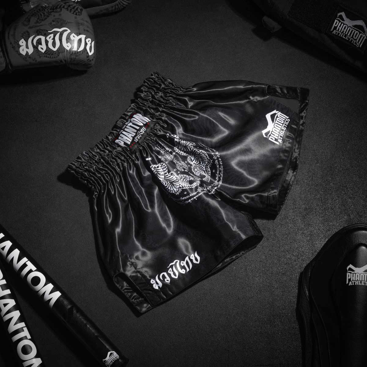 Short de Muay Thai Phantom Athletics Sak Yant - Noir