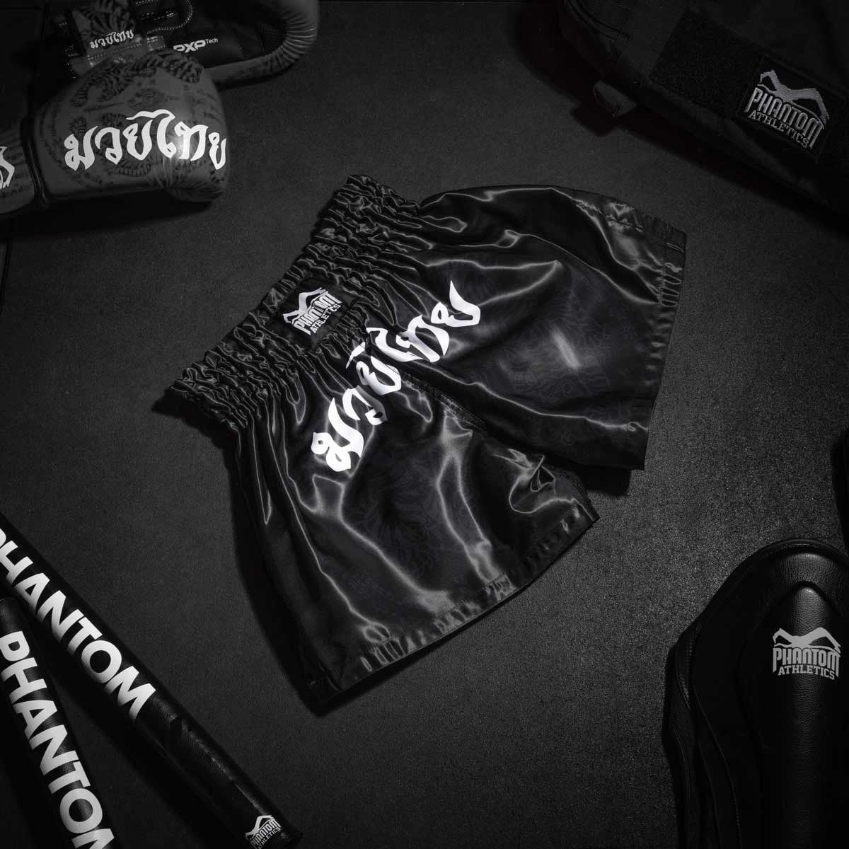 Short de Muay Thai Phantom Athletics Sak Yant - Noir