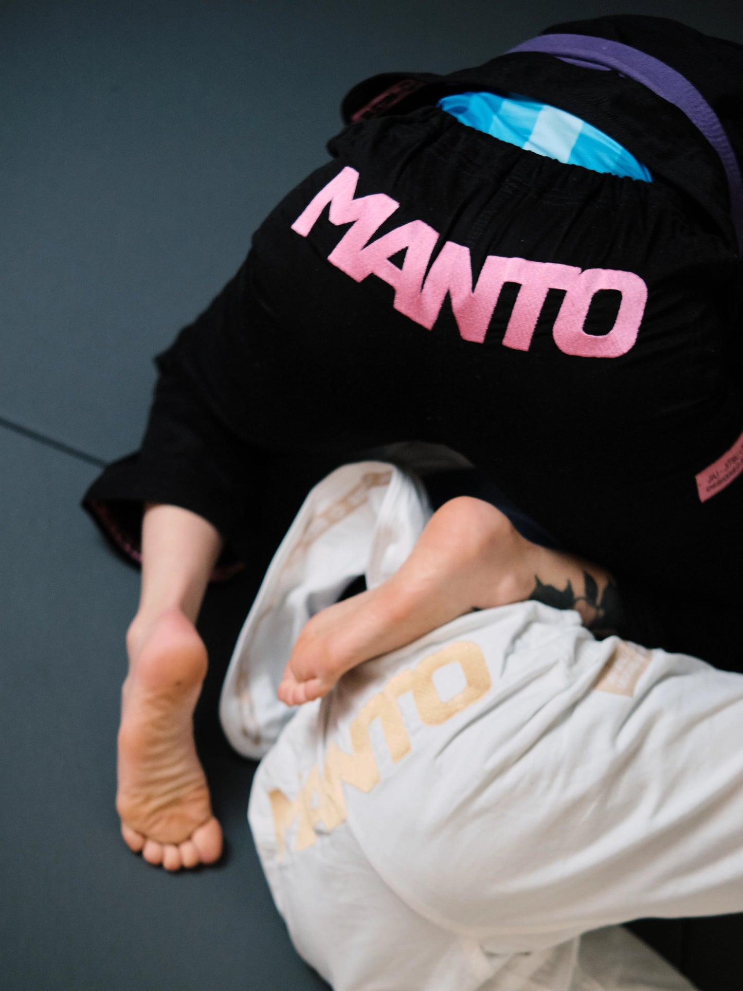 MANTO "RISE 2.0" BJJ GI - Schwarz-Rosa
