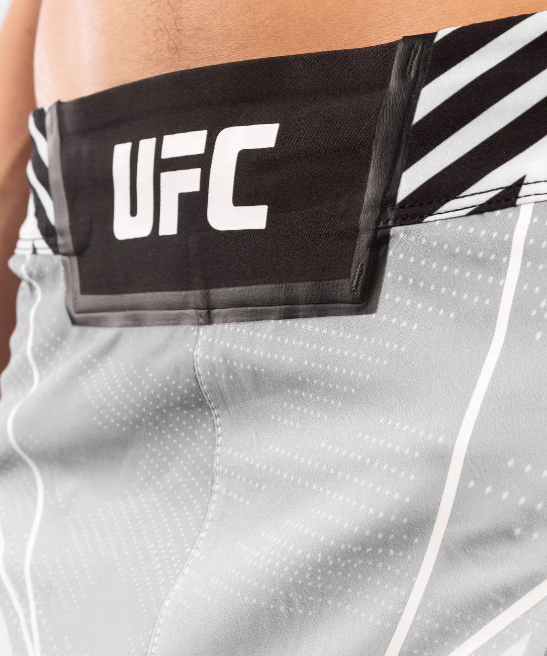 Pantaloncini UFC Venum Authentic Fight Night da uomo - Vestibilità lunga - Bianchi